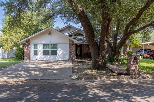 704 E 16th St, Cameron, TX, 76520-1901 | Card Image