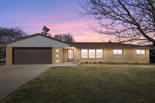 N77W14914 Menomonee Manor Drive, Menomonee Falls, WI, 53051 | Card Image