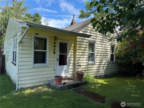 3218 Ne 97th St, Seattle, WA, 98115-2530 | Card Image