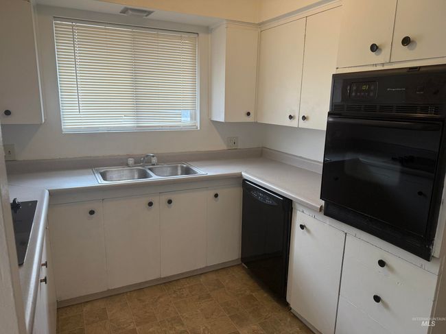 727 Jefferson Ave, Home with 6 bedrooms, 2 bathrooms and null parking in Pocatello ID | Image 5