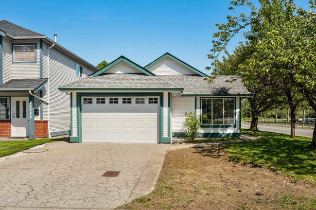 23085 116 Avenue, House other with 2 bedrooms, 2 bathrooms and 3 parking in Maple Ridge BC | Image 2