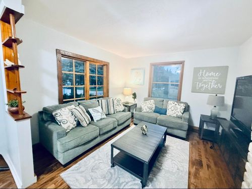 910 S 101st St, WEST ALLIS, WI, 53214-2565 | Card Image