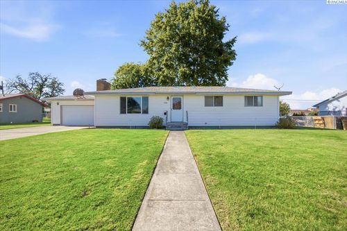 520 Road 37, Pasco, WA, 99301-3136 | Card Image