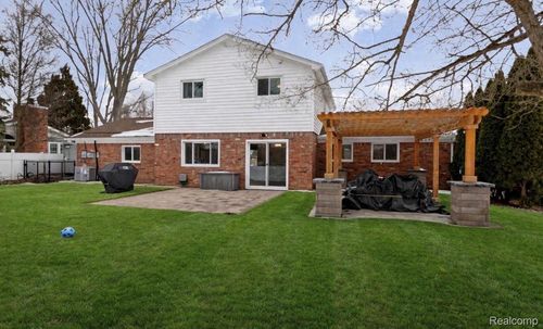 28426 Chatham Rd, Grosse Ile, MI, 48138-2065 | Card Image