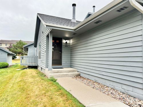385 Lexington Ct, Pewaukee, WI, 53072-5600 | Card Image