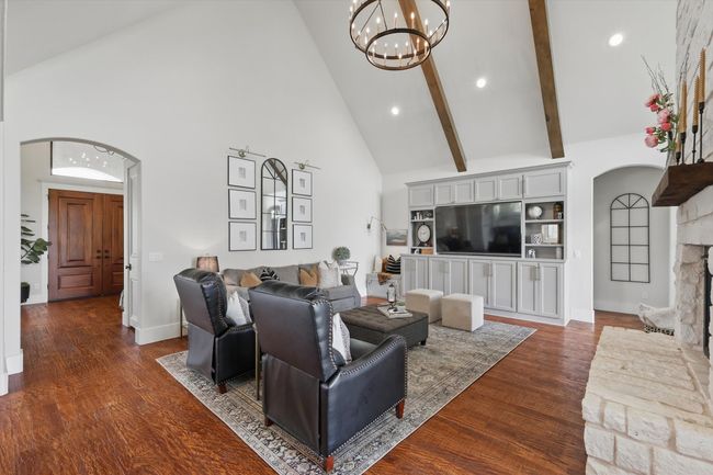 Vaulted ceiling with wood beams | Image 12