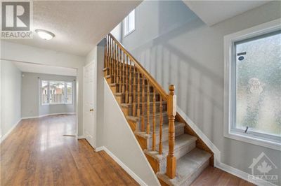 127 Woodbury Cres, Townhouse with 4 bedrooms, 3 bathrooms and 3 parking in Ottawa ON | Image 3