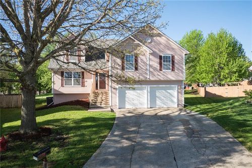 104 Ne Stonebridge Ct, Blue Springs, MO, 64014-1724 | Card Image