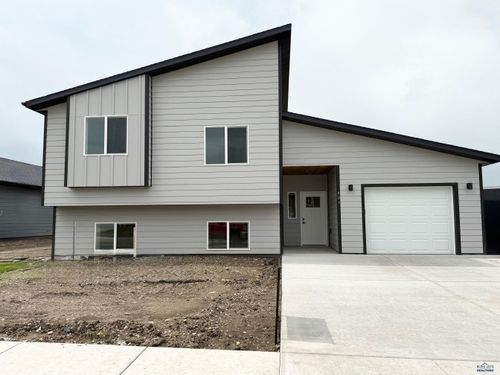 901 Bennington Dr, Box Elder, SD, 57719-4801 | Card Image