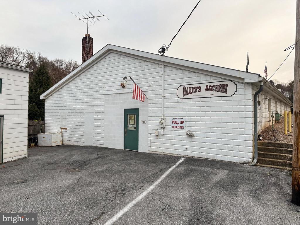 12 Manchester St, Glen Rock, PA 17327