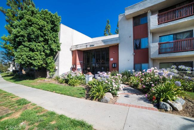 UNIT-107 - 20234 Cantara St, Condo with 2 bedrooms, 2 bathrooms and null parking in Winnetka CA | Image 4