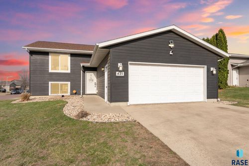421 N Cockatiel Ave, Sioux Falls, SD, 57107-1023 | Card Image