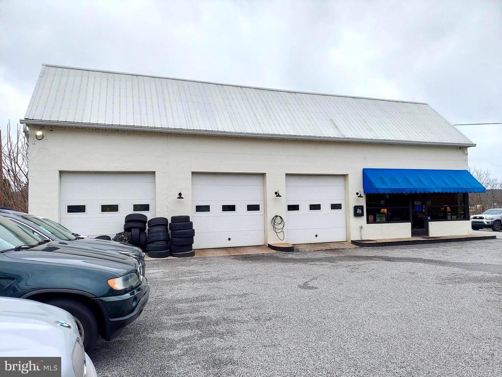 120 E Market St, Hallam, PA 17401