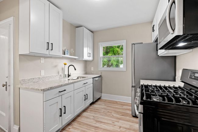 Fresh new kitchen, granite and stainless steel appliances! | Image 8