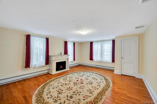 147 Cleveland Ave, Rockville Centre, NY, 11570-6033 | Card Image