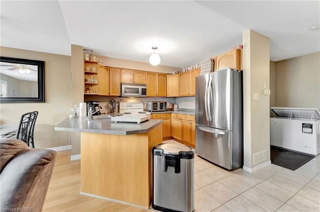 88 Foxborough Dr, Townhouse with 3 bedrooms, 2 bathrooms and 3 parking in Ancaster ON | Image 6