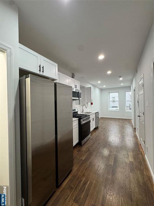 196 Malvern St, Newark, NJ, 07105-3997 | Card Image