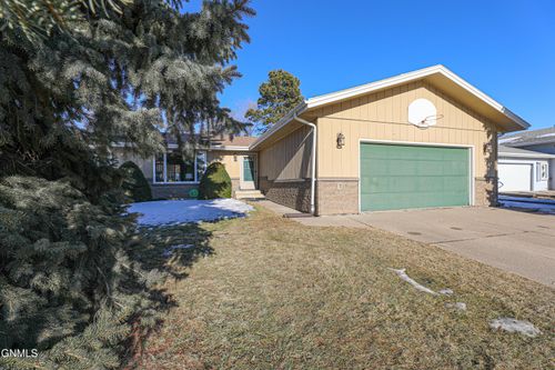 524 Weatherby Way, Bismarck, ND, 58503-1060 | Card Image