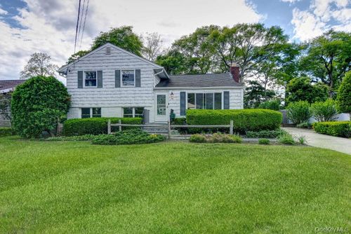714 Tanglewood Rd, West Islip, NY, 11795-3524 | Card Image