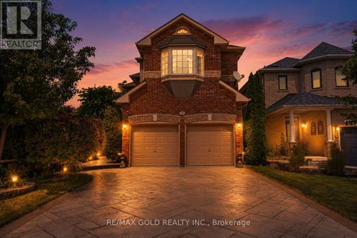 18 Sundridge St, Brampton, ON, L7A1L3 | Card Image