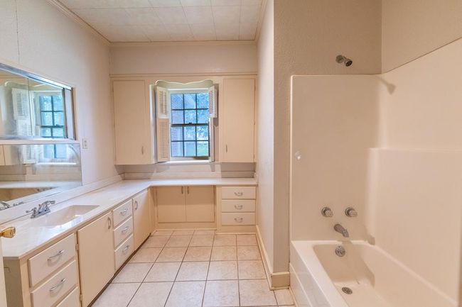 1001 W Walnut St, House other with 3 bedrooms, 3 bathrooms and 4 parking in Coleman TX | Image 20
