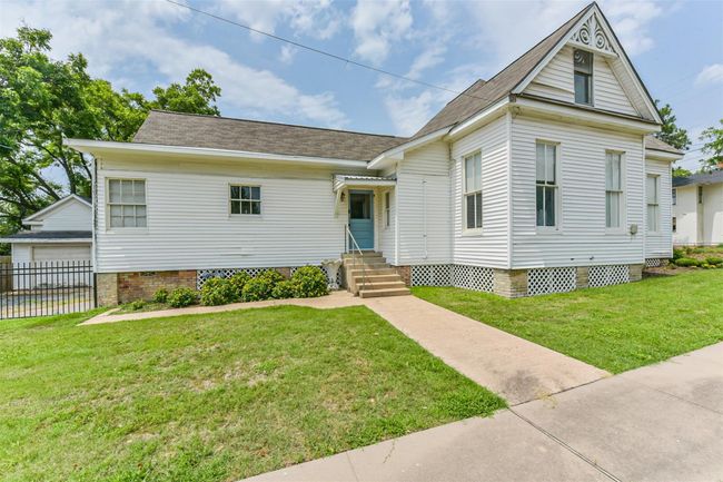 612 S Day St, House other with 4 bedrooms, 3 bathrooms and 1 parking in Brenham TX | Image 6