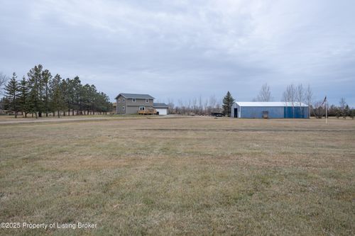 3377 109th Ave Sw, Dickinson, ND, 58601-9002 | Card Image