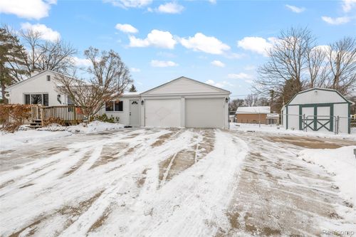 8980 Mayfred Dr, Pinckney, MI, 48169-9131 | Card Image