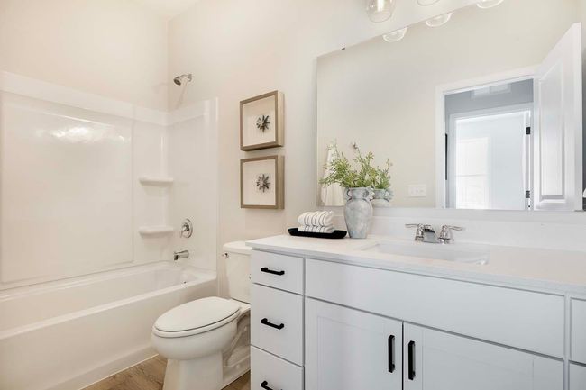 Main floor full bath. | Image 10