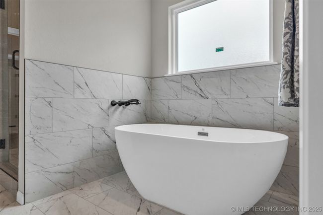 Master bathtub | Image 17