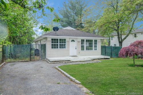 122 Eleanor Ave, Mastic, NY, 11950-5221 | Card Image