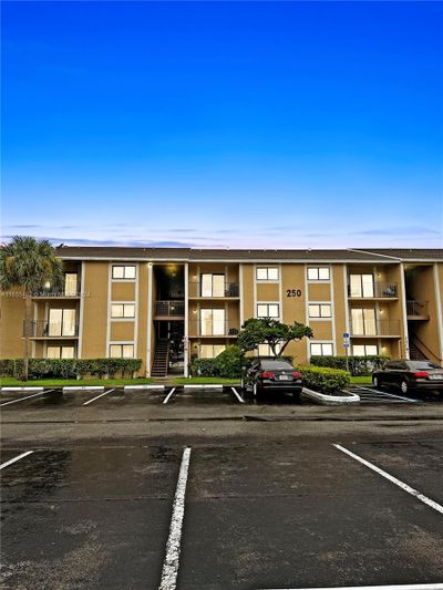 103 - 250 Palm Cir W, Condo with 2 bedrooms, 2 bathrooms and null parking in Pembroke Pines FL | Image 1