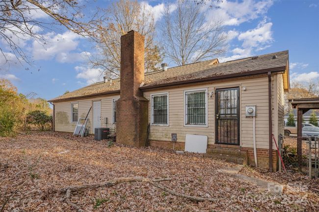 6619 The Plz, House other with 3 bedrooms, 2 bathrooms and null parking in Charlotte NC | Image 5