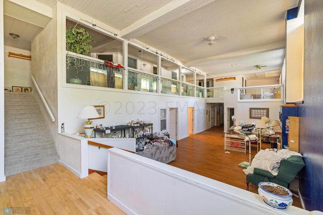 House living room and balcony | Image 9