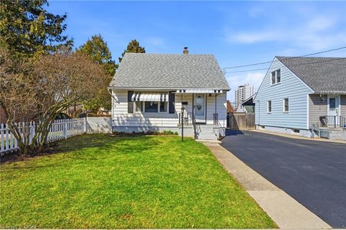 39 Eastwood St, Hamilton, ON, L8H6R6 | Card Image