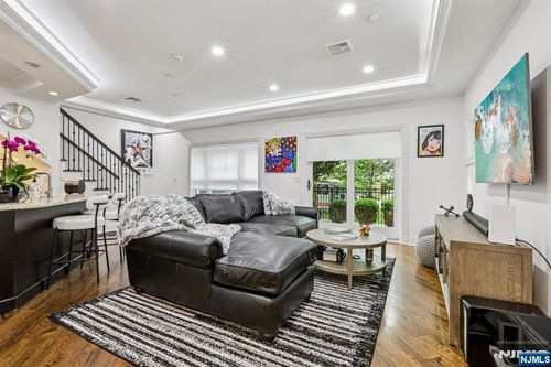 9 Marquis Ct, Edgewater, NJ, 07020-2900 | Card Image