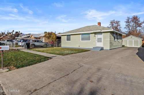 814 Adams Ave, Toppenish, WA, 98948-1160 | Card Image