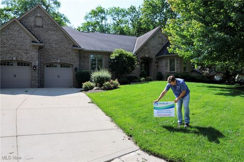 4721 Maple St, Willoughby, OH, 44094-5732 | Card Image