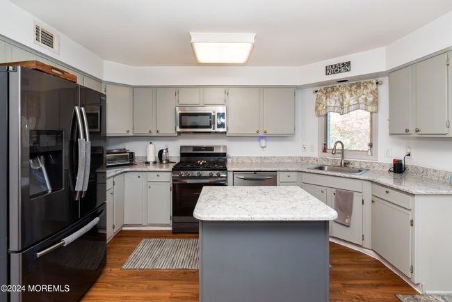 291 Marigold Ct, Condo with 3 bedrooms, 3 bathrooms and 1 parking in Toms River NJ | Image 13