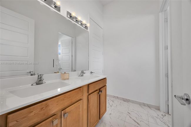 15037 Sw 174 Th St, House other with 4 bedrooms, 4 bathrooms and null parking in Miami FL | Image 17