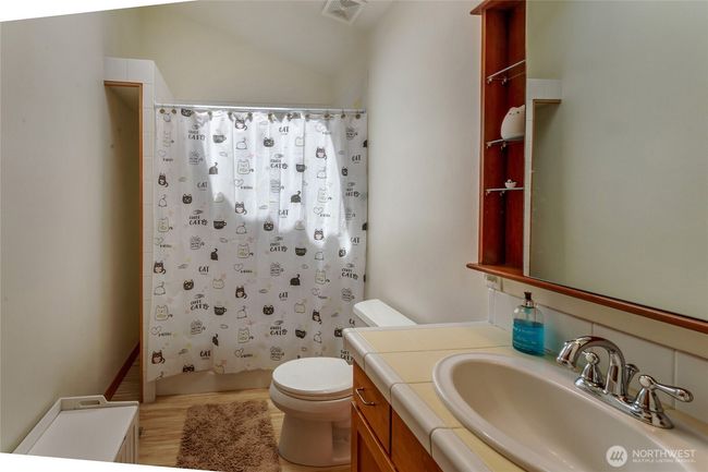 Main hallway bathroom upstairs. | Image 20