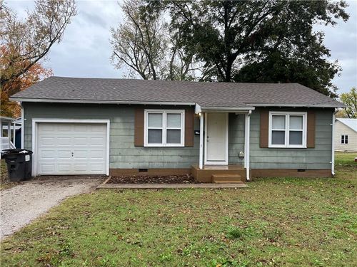 1704 N Main St, Nevada, MO, 64772-1138 | Card Image