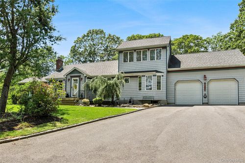 205 Pine Ave, Southold, NY, 11971-3550 | Card Image