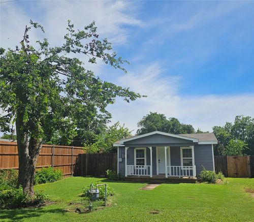 511 W Lake St, Krum, TX, 76249-5184 | Card Image