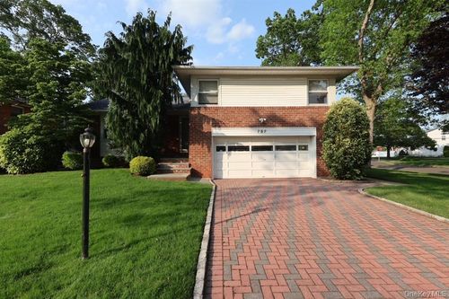 757 757 Leslie Lane, Hempstead, NY, 11554 | Card Image