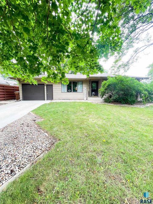 513 S Dobson St, Mitchell, SD, 57301-3152 | Card Image