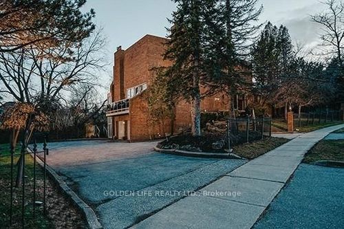 1 Garnier Court, North York, ON, M2M4C7 | Card Image