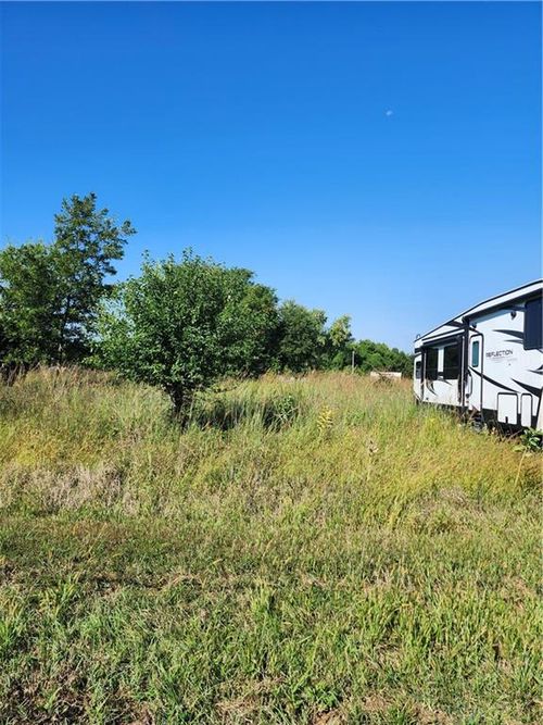 9 Missouri Dr, Linn Valley, KS, 66040-7200 | Card Image