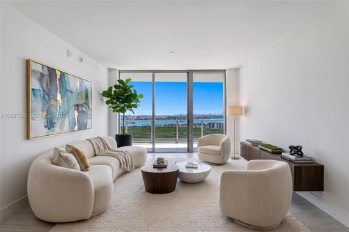 2704-2411 Laguna, North Miami, FL, 33181 | Card Image