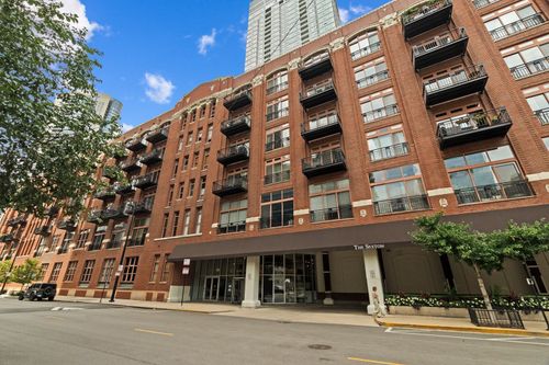apt-424-360 W Illinois St, CHICAGO, IL, 60654-5250 | Card Image